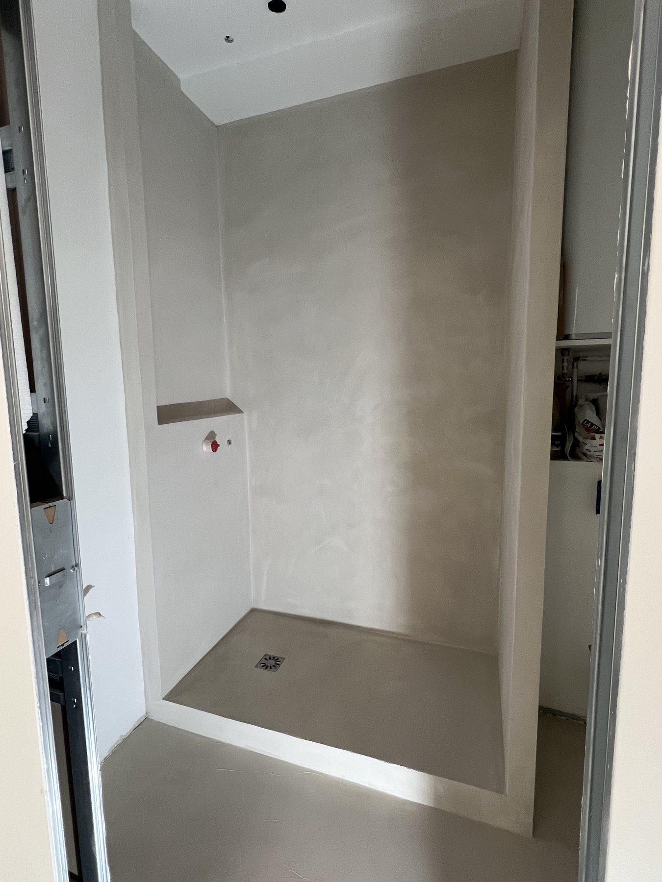Douche béton ciré
