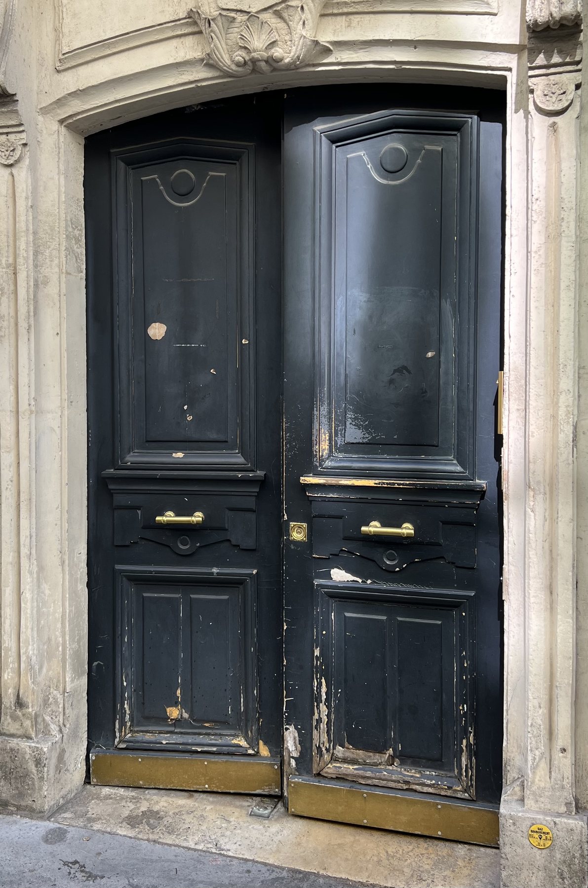 Porte immeuble avant peinture