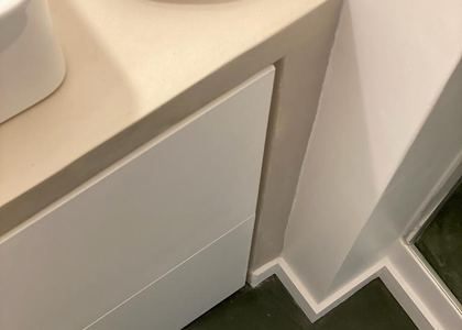 Détail résine salle de bains